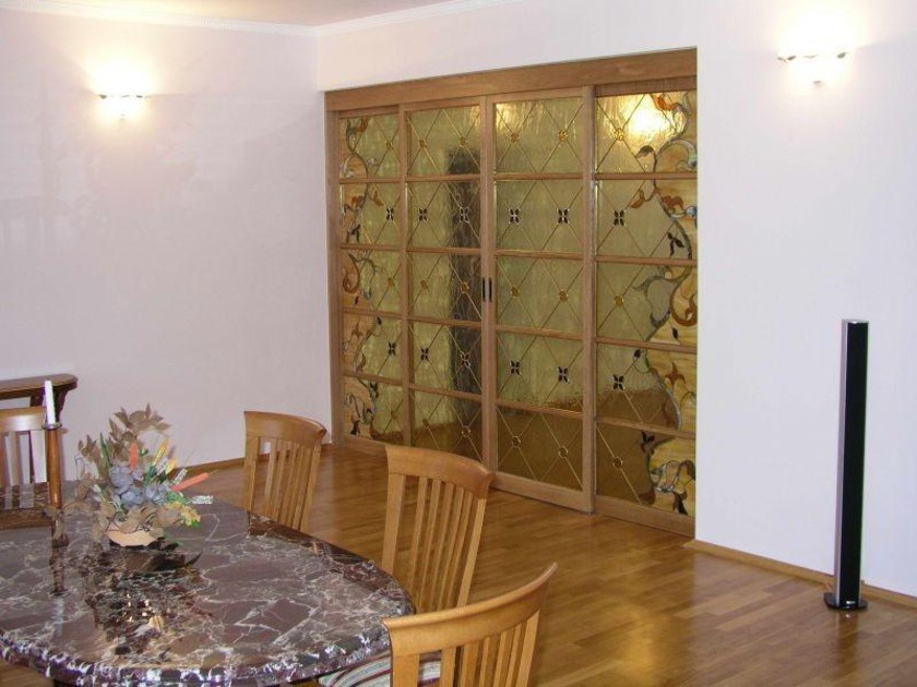 Перегородка для гостиной с цветным стеклом и декоративными вставками Сальск